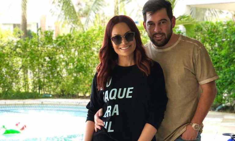 Solange Almeida embarca para dias de férias com o marido