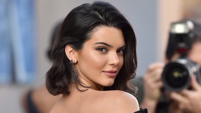Kendall Jenner abusa de transparência em evento da Tiffany