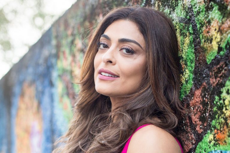 Juliana Paes fala de fé e religião em live na internet