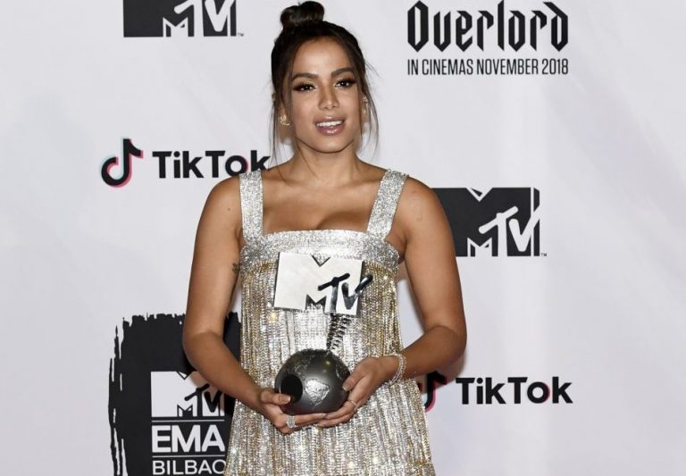 Anitta deixa de seguir Pedro Scooby e deleta fotos com o ex-namorado