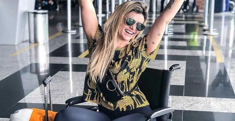 Kelly Key aparece de cadeira de rodas e manda recado para os fãs