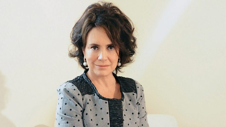 Justiça aciona Regina Duarte por dívida de IPTU