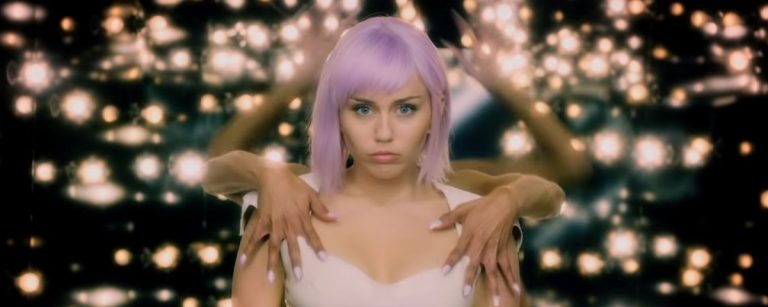 Trailer da quinta temporada de “Black Mirror” é divulgado e mostra Miley Cyrus