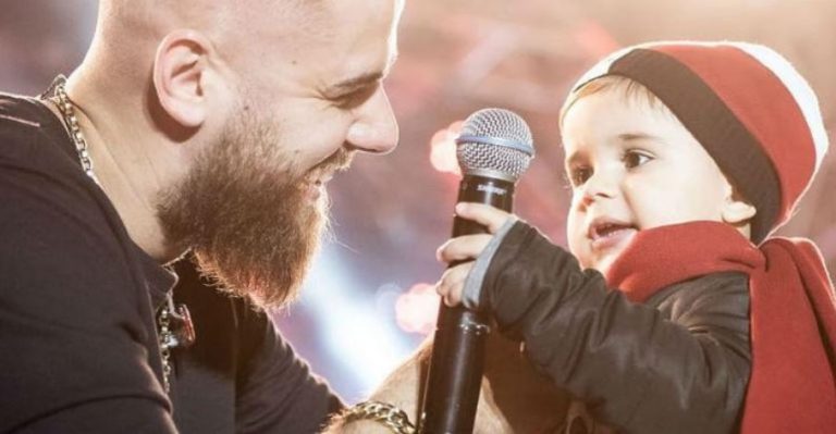 Com ausência de Cristiano, Zé Neto sobe ao palco ao lado do filho