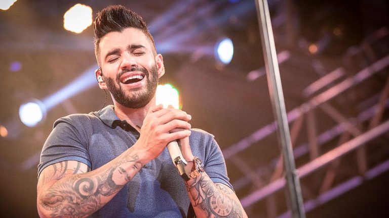 Gusttavo Lima tatua “O Embaixador” nas costas