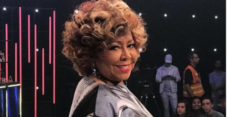 Alcione sofre acidente nas escadas rolantes de aeroporto do Rio