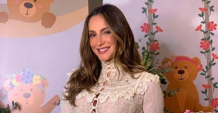 Após dar à luz, Claudia Leitte revela data de nova turnê: “Continuo tendo um emprego”