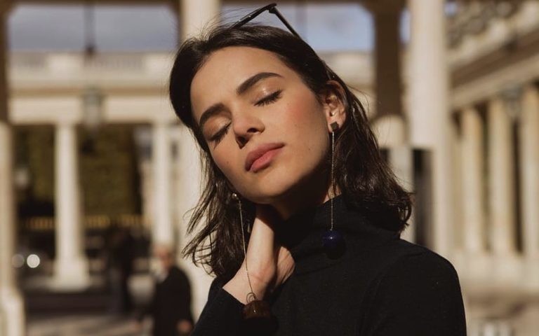 Bruna Marquezine rebate críticas após post politizado: ”Vamos poupar o nosso tempo?”