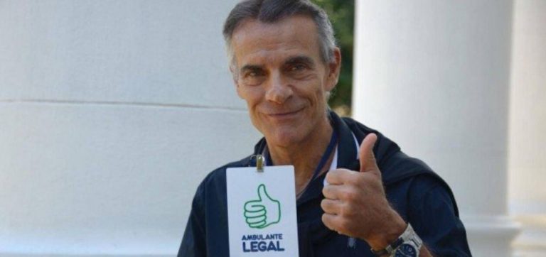Ex-galã da Globo consegue licença de ambulante para vender sanduíches