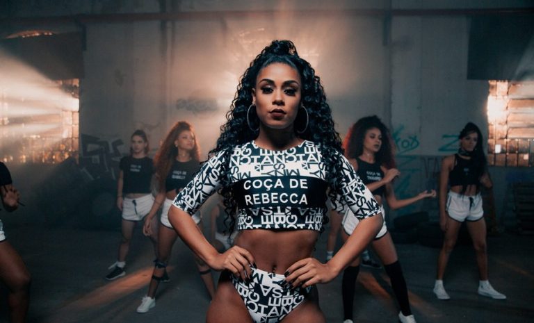 MC Rebecca surge aos beijos com ex-namorada de Vitão na web
