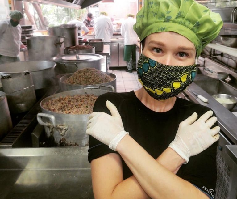 Mariana Ximenes ajuda a produzir 1.500 marmitas em dia de voluntariado