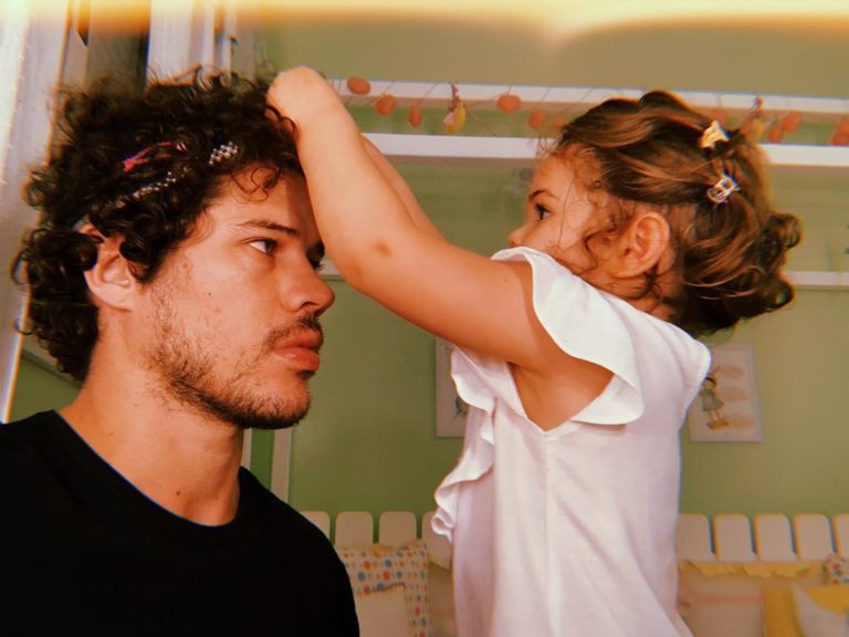 José Loreto comemora aniversário na companhia da filha