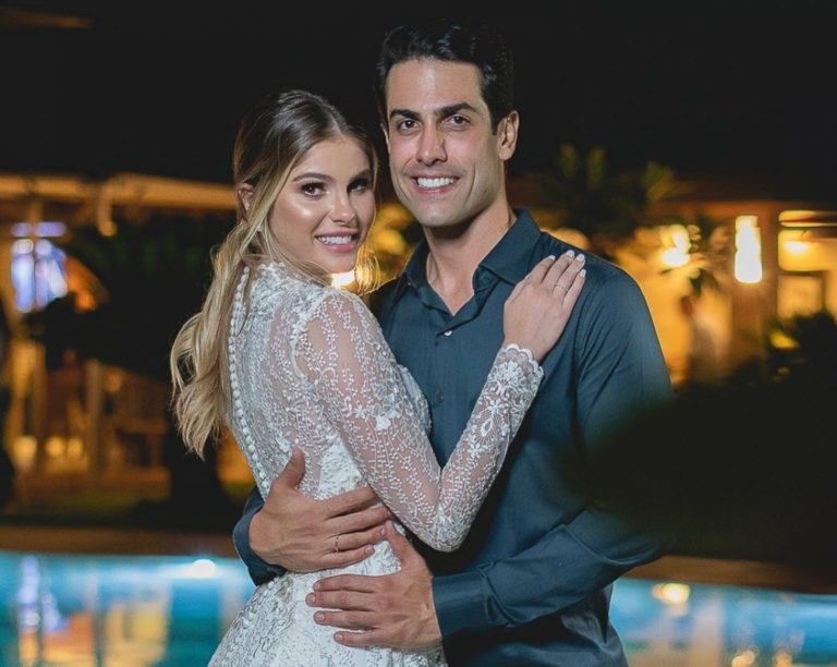 Bárbara Evans e Gustavo Theodoro se casam e transmitem cerimônia ao vivo