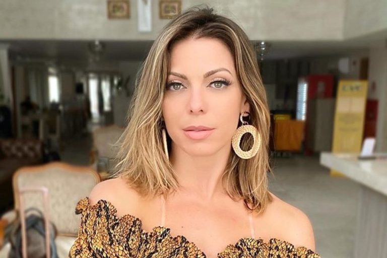 Sheila Mello se declara para namorado em rede social