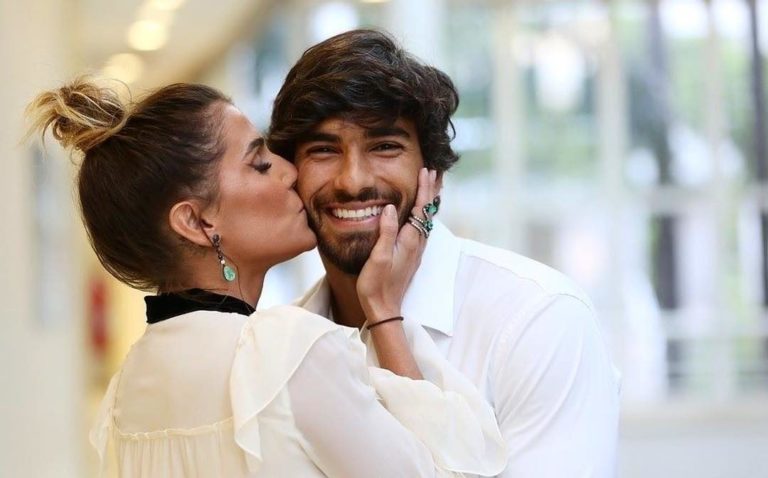 Deborah Secco revela que teve a iniciativa no começo da relação com Hugo Moura