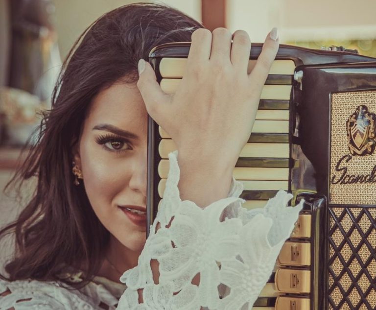 Cantora e multi-instrumentista Isabela Serpa lança trabalho autoral