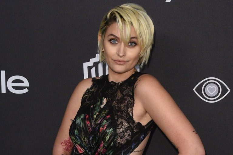 Paris Jackson faz homenagem ao pai com imagens inéditas