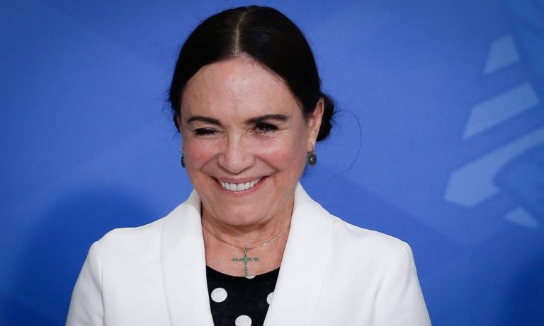 Regina Duarte cai em calçada e quebra três dentes