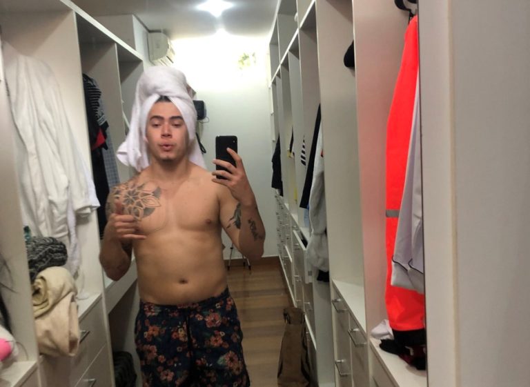 Whindersson quer levar tatuador em casa e consulta seguidores