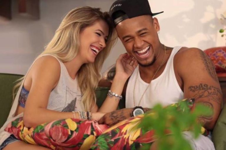 Léo Santana faz live com Lorena Improta