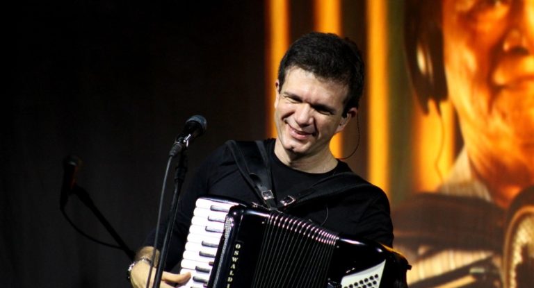 Cantores cearenses se unem em primeiro show drive-in beneficente de Fortaleza