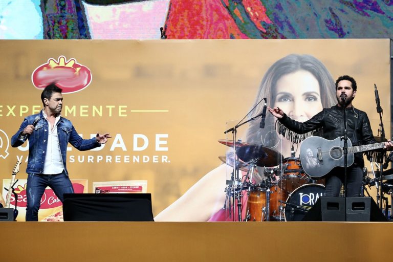 Rosto de Fátima Bernardes rouba a cena em show de Zezé Di Camargo e Luciano