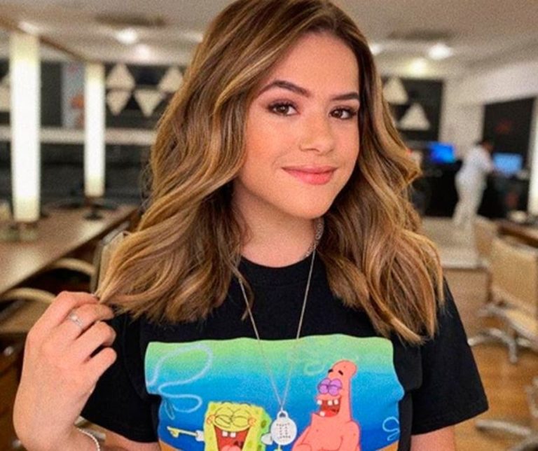 Maisa leva tombo após escorregar tomando banho