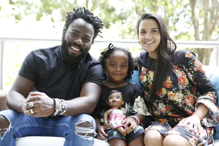 Mulher de Douglas Silva vai à delegacia após ator sofrer racismo