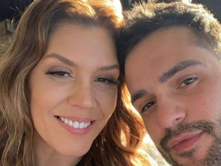 Simony anuncia noivado com o cantor Felipe Rodriguez