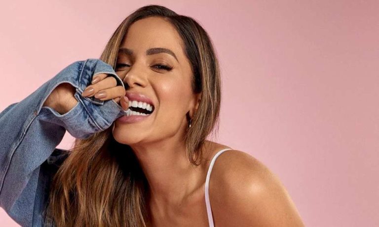 Anitta revela detalhe íntimo sobre affair francês