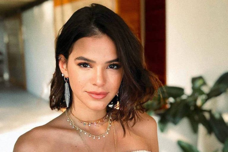 Bruna Marquezine curte a noite com músico