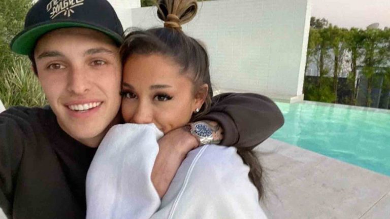 Ariana Grande exibe aliança de noivado avaliada em milhões