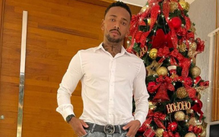 Nego do Borel ganha flores de “admiradora secreta”
