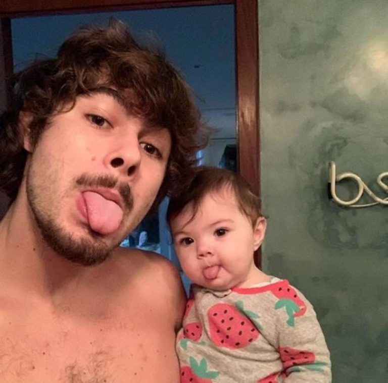 Rafael Vitti ensina Clara Maria a escovar os dentes