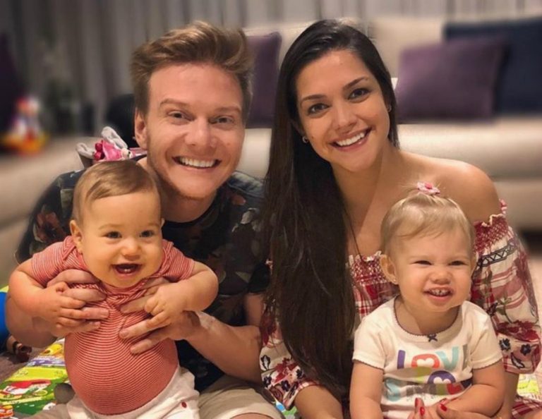 Thais Fersoza se diverte ao explicar como nascem os bebês para Melinda
