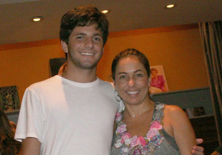 Cissa Guimarães ganha pintura em homenagem ao filho e se emociona na web