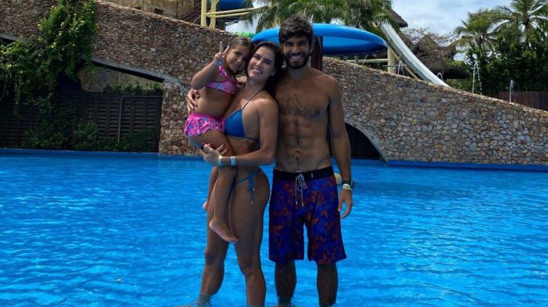 Deborah Secco curte férias no Ceará com a família