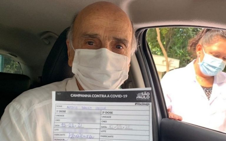 Drauzio Varella é vacinado contra a Covid-19