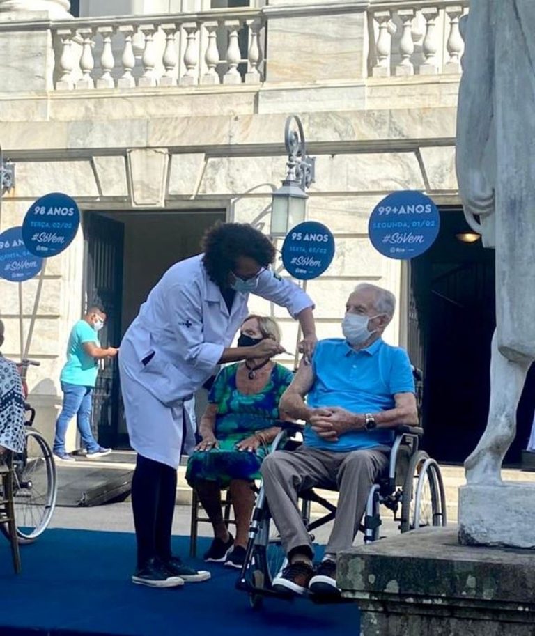 Orlando Drummond, o Seu Peru, recebe primeira dose da vacina contra a Covid