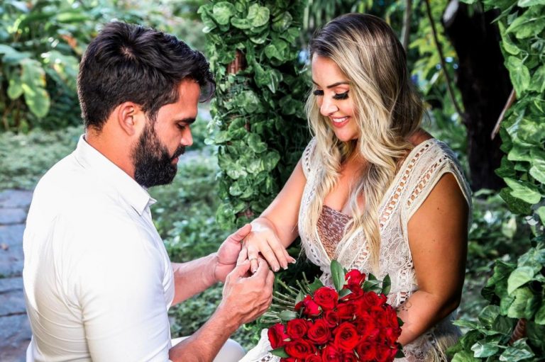 Cearense ex-BBB é pedida em casamento em Fortaleza