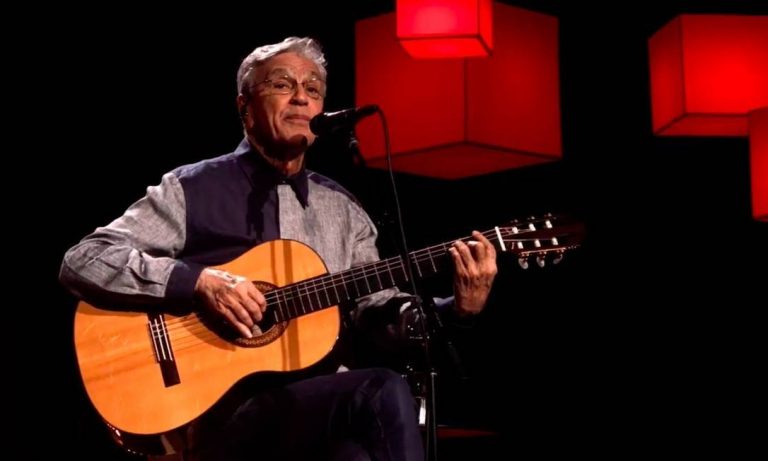 Caetano Veloso recebe primeira dose da vacina contra o coronavírus