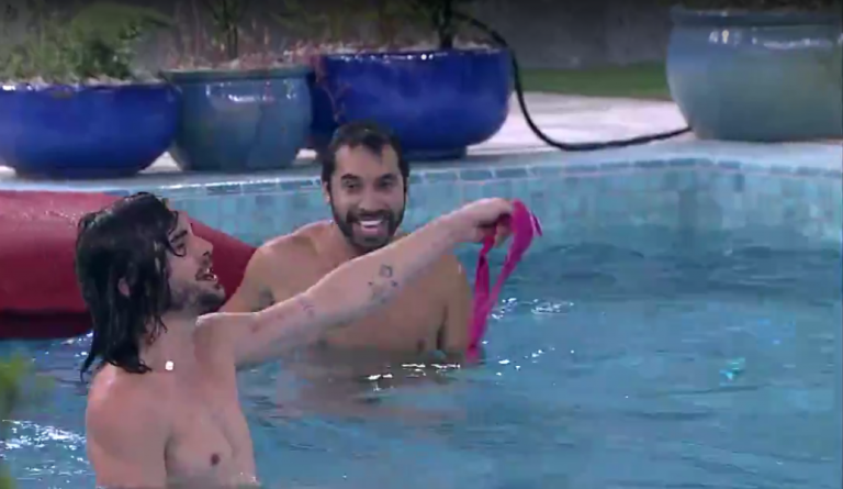 Fiuk e Gil se beijam e pulam pelados na piscina após vencerem paredão no BBB 21