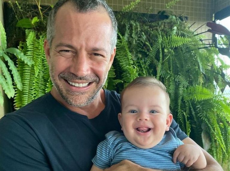 Malvino Salvador encanta os seguidores com foto ao lado do filho Rayan