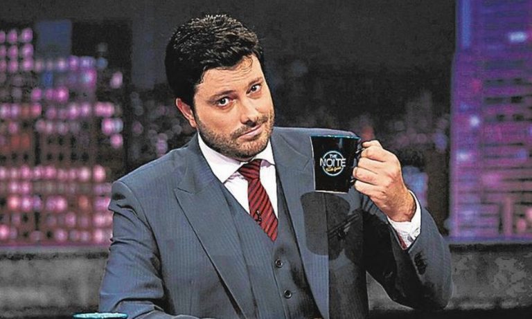 Danilo Gentili surge com rosto deformado após problema com medicações