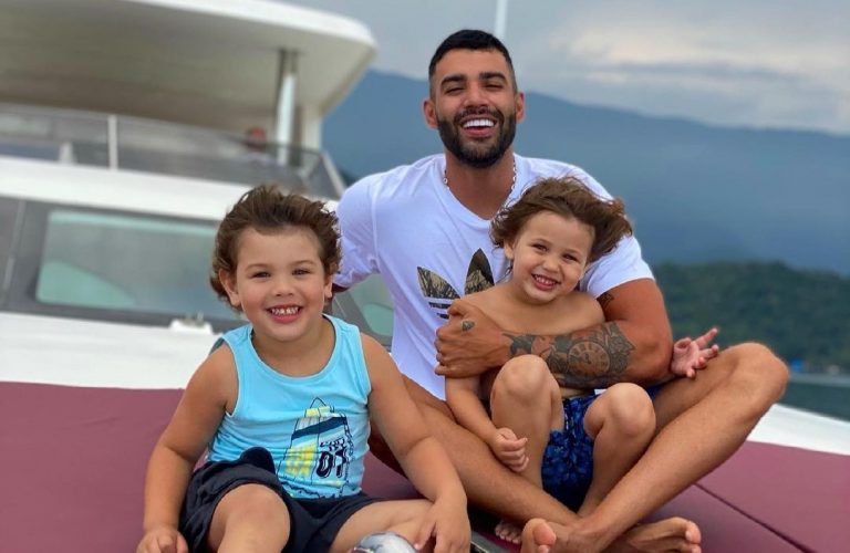 Gusttavo Lima compra brinquedo para os fillhos que custa R$ 32 mil
