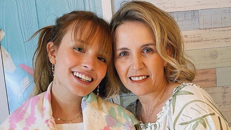 Mãe de Larissa Manoela deixa de seguir a atriz nas redes sociais