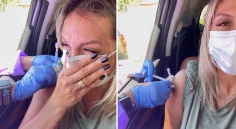 Carla Perez se emociona ao se vacinar