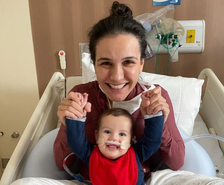 Kyra comemora retirada do suporte de oxigênio de Rayan: “lutando muito”