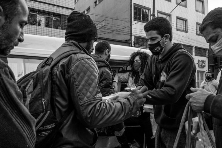 Enzo Celulari participa de ação que distribui comida para moradores de rua