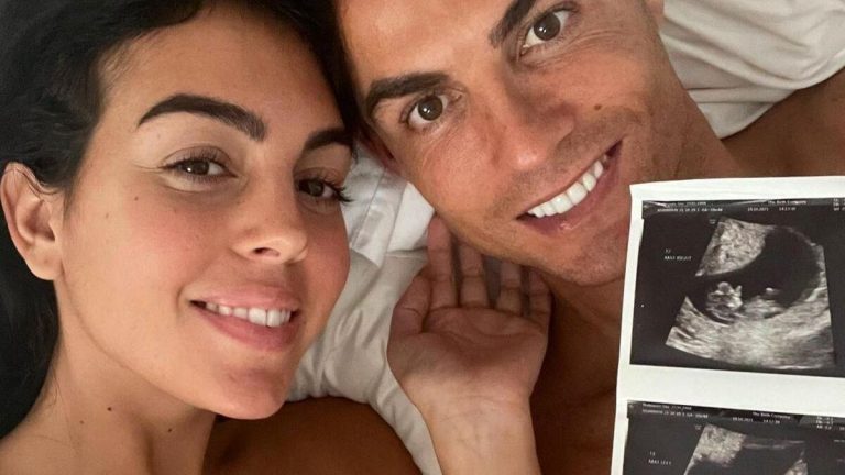 Cristiano Ronaldo anuncia em rede social que será pai de gêmeos